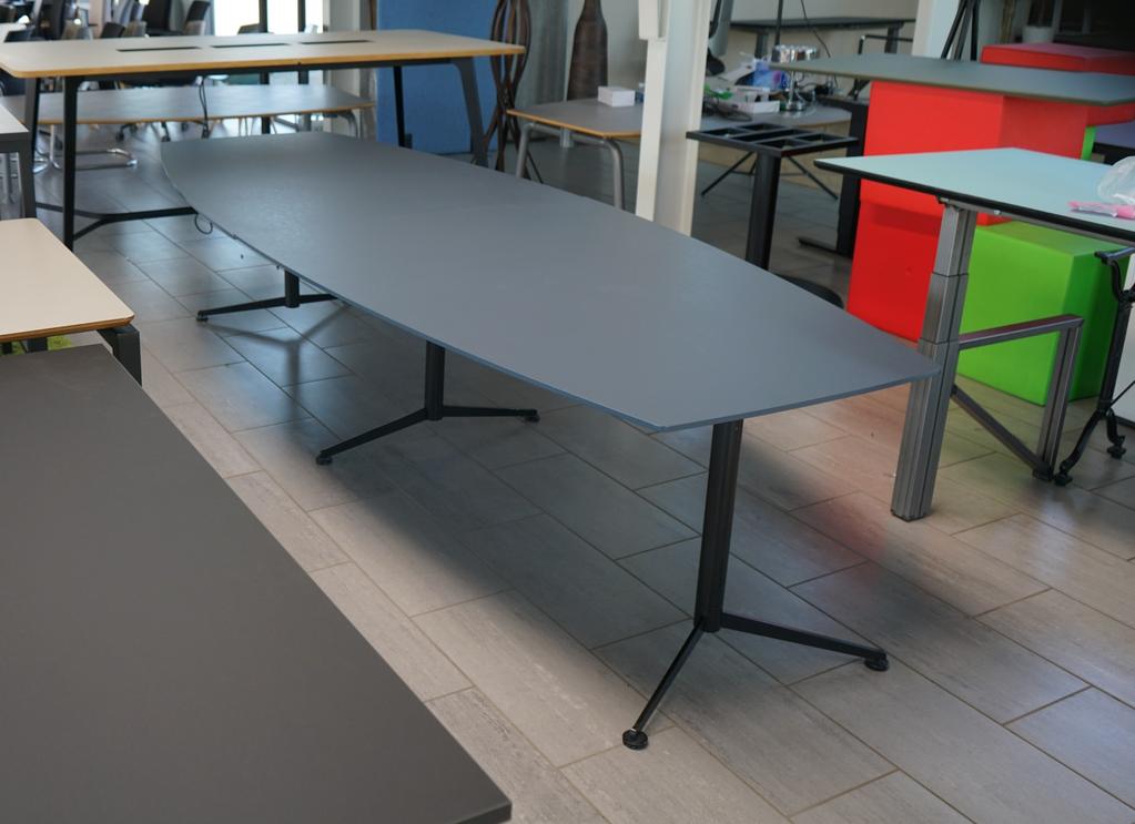 Skrå visning af Paustian Spinal konferencebord i mørkeblå linoleum med boatshape design – 320x120 cm.